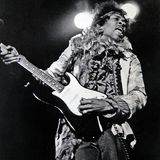 16. Juni 1967: Das Monterey Pop Festival markiert den Beginn der Hippie-Ära  Die Queen verkörperte quasi die Antipode zum Hippie, dennoch dürften auch ihr die Ereignisse in dem kleinen Städtchen Monterey hundert Kilometer südlich von San Francisco nicht entgangen sein. Denn dort bahnt sich im Juni 1967 Großes an: Alles, was Rang und Namen in der amerikanischen und britischen Popmusik hatte, soll auf dem Popfestival auftreten. Zwar sagen die Beach Boys und die Rolling Stones ab (und die Beatles sowieso), aber dafür richtet sich die Aufmerksamkeit auf zwei aufstrebende Newcomer: Der Gitarrist Jimi Hendrix und die Sängerin Janis Joplin feiern mit ihren Bands legendäre Auftritte, genauso wie die britische Band The Who. Joplin und Hendrix, die beide 1970 mit nur 27 Jahren an ihrem Drogenkonsum sterben, werden zu Aushängeschildern der Hippie-Bewegung, die in Monterey quasi aus der Taufe gehoben wird und die gesamte westliche Welt gesellschaftlich wie politisch beeinflusst.