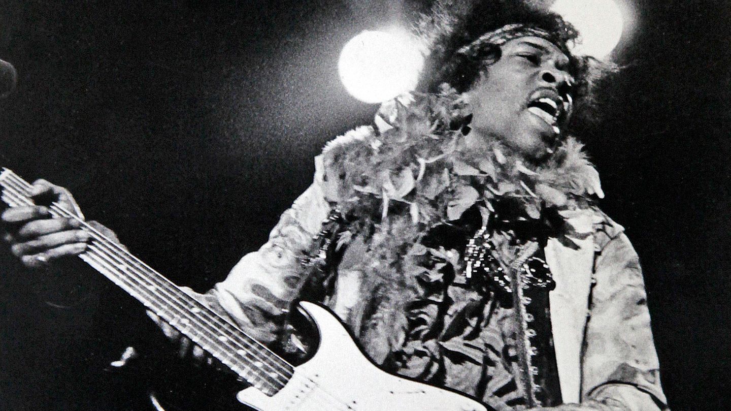 16. Juni 1967: Das Monterey Pop Festival markiert den Beginn der Hippie-Ära  Die Queen verkörperte quasi die Antipode zum Hippie, dennoch dürften auch ihr die Ereignisse in dem kleinen Städtchen Monterey hundert Kilometer südlich von San Francisco nicht entgangen sein. Denn dort bahnt sich im Juni 1967 Großes an: Alles, was Rang und Namen in der amerikanischen und britischen Popmusik hatte, soll auf dem Popfestival auftreten. Zwar sagen die Beach Boys und die Rolling Stones ab (und die Beatles sowieso), aber dafür richtet sich die Aufmerksamkeit auf zwei aufstrebende Newcomer: Der Gitarrist Jimi Hendrix und die Sängerin Janis Joplin feiern mit ihren Bands legendäre Auftritte, genauso wie die britische Band The Who. Joplin und Hendrix, die beide 1970 mit nur 27 Jahren an ihrem Drogenkonsum sterben, werden zu Aushängeschildern der Hippie-Bewegung, die in Monterey quasi aus der Taufe gehoben wird und die gesamte westliche Welt gesellschaftlich wie politisch beeinflusst.