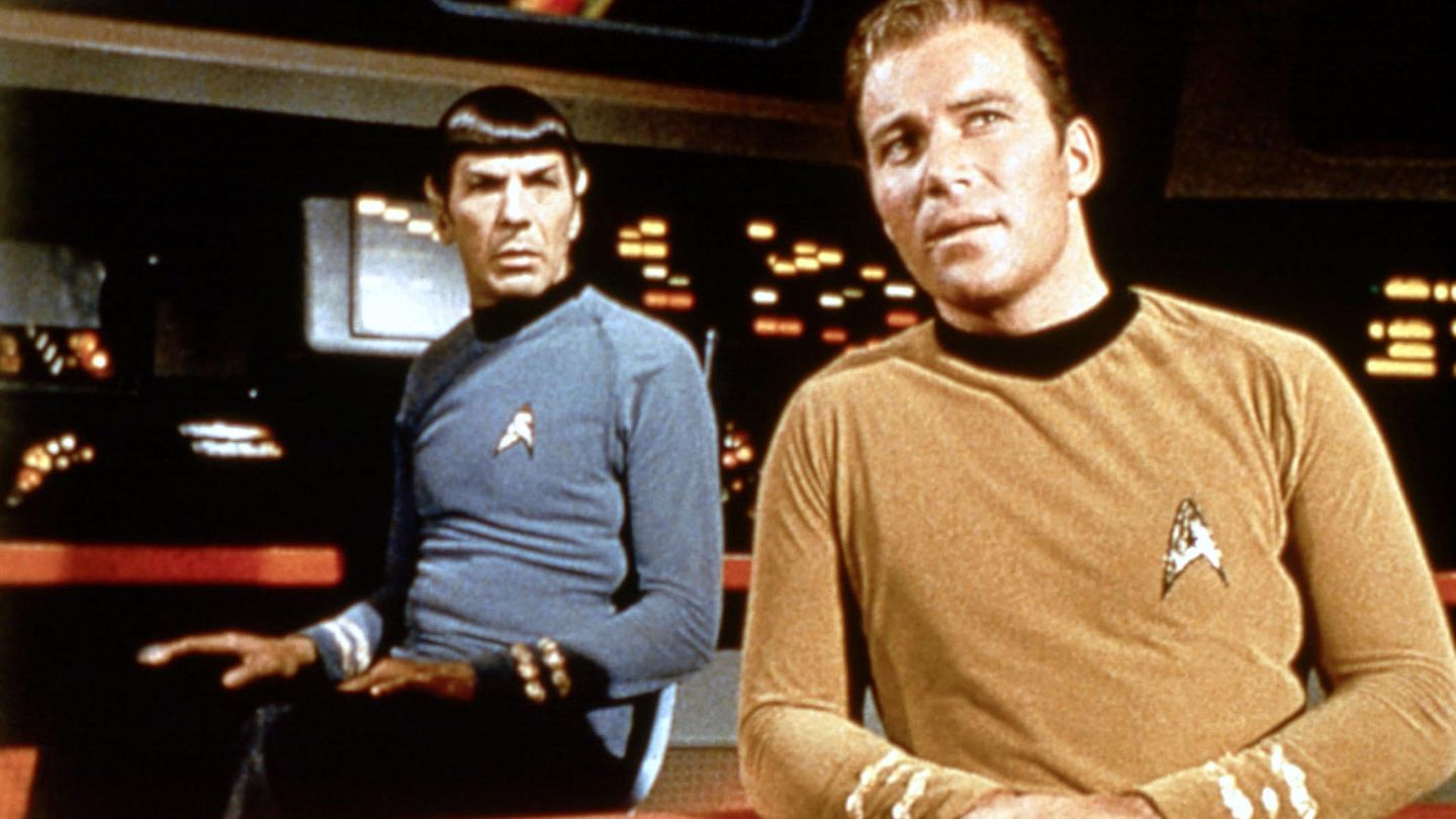 Captain Kirk und der Vulkanier Spock auf der Brücke des Raumschiff Enterprise Captain Kirk und der Vulkanier Spock auf der Brücke des Raumschiff Enterprise