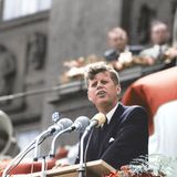 26. Juni 1963: "Ich bin ein Berliner"   Es ist eines der berühmtesten Zitate des ehemaligen US-Präsidenten John F. Kennedy. Am 26. Juni 1963 spricht er bei einem Besuch in West-Berlin vor dem Rathaus Schöneberg. Seine Reise findet anlässlich des 15. Jahrestags der Berliner Luftbrücke statt und soll die Verbundenheit der USA zu West-Berlin verdeutlichen.  Tausende Menschen lauschen Kennedys Rede, in der er den berühmten Satz fallen lässt. Zu Beginn sagt der Präsident: "Two thousand years ago the proudest boast was ‘Civis romanus sum’. Today, in the world of freedom, the proudest boast is 'Ich bin ein Berliner'." ("Vor zweitausend Jahren war der stolzeste Satz 'Ich bin ein Bürger Roms'. Heute, in der Welt der Freiheit, ist der stolzeste Satz 'Ich bin ein Berliner'."). Und zum Abschluss: "All free men, wherever they may live, are citizens of Berlin, and, therefore, as a free man, I take pride in the words 'Ich bin ein Berliner!'" ("Alle freien Menschen, wo immer sie leben mögen, sind Bürger Berlins, und deshalb bin ich als freier Mensch stolz darauf, sagen zu können 'Ich bin ein Berliner!'").