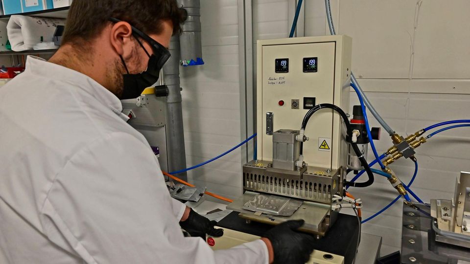 Ein Forscher in einem Batterieforschungszentrum. Eine neue Super-Batterie soll die Lithium-Ionen in den Schatten stellen. (Symbolbild)