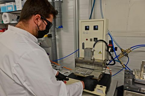 Ein Forscher in einem Batterieforschungszentrum. Eine neue Super-Batterie soll die Lithium-Ionen in den Schatten stellen. (Symbolbild)