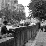13. August 1961: In Berlin beginnt der Bau der Mauer  Queen Elizabeth ist 35 Jahre alt, als die Deutsche Teilung zementiert wird. Von der SED-Führung bewusst auf einen frühen Sonntagmorgen gelegt beginnen Grenzpolizisten in Berlin mit dem Bau der Mauer. Dieses Bild zeigt die wachsende Sektorengrenze mitten in der Stadt fünf Tage später. Mehr als 28 Jahre symbolisierte die Mauer die Trennung zwischen Ost- und Westdeutschland. In Berlin starben in dieser Zeit nach wissenschaftlichen Erkenntnissen mindestens 140 Menschen durch das DDR-Grenzregime. Insgesamt sollen an der etwa 1400 Kilometer langen deutsch-deutschen Grenze mindestens 327 Menschen ums Leben gekommen sein, die Zahlen sind jedoch umstritten und sollen überprüft werden.
