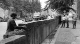 13. August 1961: In Berlin beginnt der Bau der Mauer  Queen Elizabeth ist 35 Jahre alt, als die Deutsche Teilung zementiert wird. Von der SED-Führung bewusst auf einen frühen Sonntagmorgen gelegt beginnen Grenzpolizisten in Berlin mit dem Bau der Mauer. Dieses Bild zeigt die wachsende Sektorengrenze mitten in der Stadt fünf Tage später. Mehr als 28 Jahre symbolisierte die Mauer die Trennung zwischen Ost- und Westdeutschland. In Berlin starben in dieser Zeit nach wissenschaftlichen Erkenntnissen mindestens 140 Menschen durch das DDR-Grenzregime. Insgesamt sollen an der etwa 1400 Kilometer langen deutsch-deutschen Grenze mindestens 327 Menschen ums Leben gekommen sein, die Zahlen sind jedoch umstritten und sollen überprüft werden.