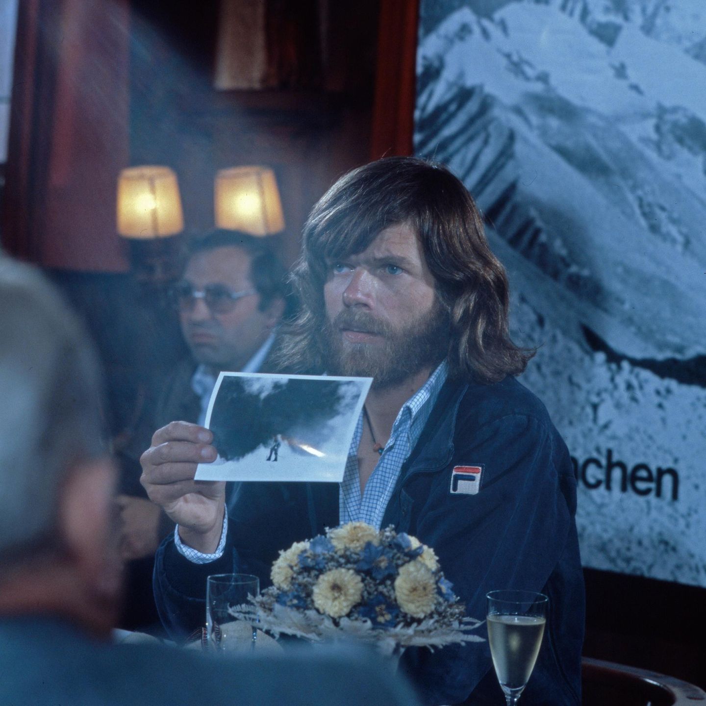 Reinhold Messner präsentiert in München ein Foto von seiner Expedition auf den Mount Everest im August 1980