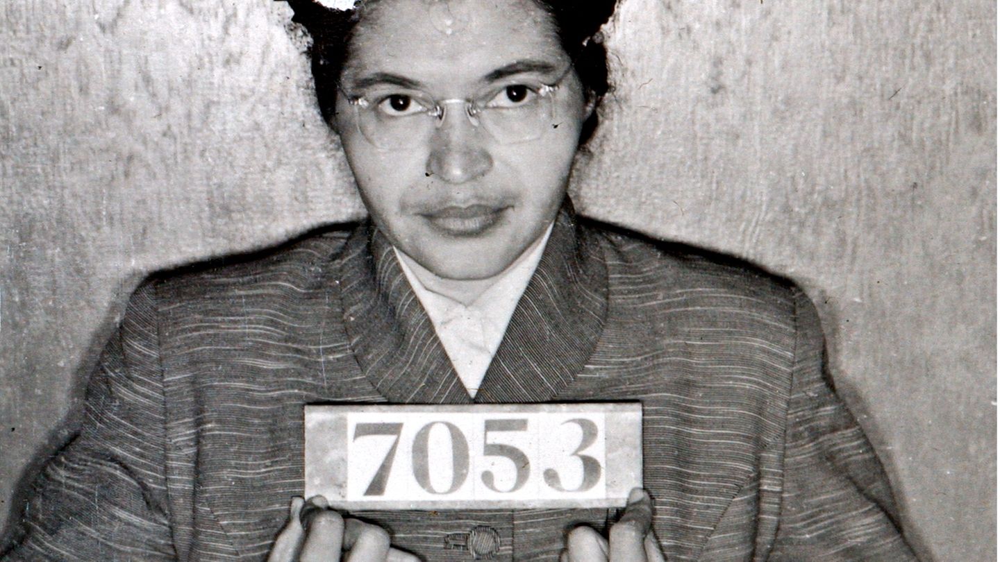 5. Dezember 1955: Eine Frau entfesselt den "Busboycott von Montgomery"  Rosa Parks will ihren Sitzplatz im Bus nicht für einen weißen Fahrgast freimachen – und wird deswegen festgenommen. Die damals 42-Jährige – hier im Februar 1956 nach einer weiteren Festnahme – löst mit ihrer Aktion, die als "Busboycott von Montgomery" in die Geschichte eingeht, in ihrer Heimatstadt Montgomery in Alabama eine Welle des zivilen Ungehorsams und der Proteste gegen Rassendiskriminierung aus. Die schwarze Bevölkerung, die bis dato in öffentlichen Verkehrsmitteln durch eine demütigende Rassentrennungspraxis schikaniert wurde, wird als Reaktion auf Parks' Festnahme von einer lokalen Bürgerrechtsbewegung aufgerufen, nicht mehr Bus zu fahren, sondern Fahrgemeinschaften zu bilden, Taxis zu nehmen oder zu Fuß zu gehen – so lange, bis sichergestellt sei, dass schwarze Fahrgäste die gleichen Rechte hätten wie weiße und respektvoll behandelt würden. Die Aktion, die von Pastor Martin Luther King unterstützt wird und ihn weltweit bekannt macht, sollte nicht zuletzt wirtschaftlichen Druck auf die Verkehrsbetriebe ausüben. Doch die Akteure brauchen einen langen Atem. Erst ein knappes Jahr später, im November 1956, wird die Rassentrennung in Bussen durch ein Gerichtsurteil aufgehoben.