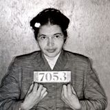 5. Dezember 1955: Eine Frau entfesselt den "Busboycott von Montgomery"  Rosa Parks will ihren Sitzplatz im Bus nicht für einen weißen Fahrgast freimachen – und wird deswegen festgenommen. Die damals 42-Jährige – hier im Februar 1956 nach einer weiteren Festnahme – löst mit ihrer Aktion, die als "Busboycott von Montgomery" in die Geschichte eingeht, in ihrer Heimatstadt Montgomery in Alabama eine Welle des zivilen Ungehorsams und der Proteste gegen Rassendiskriminierung aus. Die schwarze Bevölkerung, die bis dato in öffentlichen Verkehrsmitteln durch eine demütigende Rassentrennungspraxis schikaniert wurde, wird als Reaktion auf Parks' Festnahme von einer lokalen Bürgerrechtsbewegung aufgerufen, nicht mehr Bus zu fahren, sondern Fahrgemeinschaften zu bilden, Taxis zu nehmen oder zu Fuß zu gehen – so lange, bis sichergestellt sei, dass schwarze Fahrgäste die gleichen Rechte hätten wie weiße und respektvoll behandelt würden. Die Aktion, die von Pastor Martin Luther King unterstützt wird und ihn weltweit bekannt macht, sollte nicht zuletzt wirtschaftlichen Druck auf die Verkehrsbetriebe ausüben. Doch die Akteure brauchen einen langen Atem. Erst ein knappes Jahr später, im November 1956, wird die Rassentrennung in Bussen durch ein Gerichtsurteil aufgehoben.