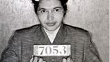 5. Dezember 1955: Eine Frau entfesselt den "Busboycott von Montgomery"  Rosa Parks will ihren Sitzplatz im Bus nicht für einen weißen Fahrgast freimachen – und wird deswegen festgenommen. Die damals 42-Jährige – hier im Februar 1956 nach einer weiteren Festnahme – löst mit ihrer Aktion, die als "Busboycott von Montgomery" in die Geschichte eingeht, in ihrer Heimatstadt Montgomery in Alabama eine Welle des zivilen Ungehorsams und der Proteste gegen Rassendiskriminierung aus. Die schwarze Bevölkerung, die bis dato in öffentlichen Verkehrsmitteln durch eine demütigende Rassentrennungspraxis schikaniert wurde, wird als Reaktion auf Parks' Festnahme von einer lokalen Bürgerrechtsbewegung aufgerufen, nicht mehr Bus zu fahren, sondern Fahrgemeinschaften zu bilden, Taxis zu nehmen oder zu Fuß zu gehen – so lange, bis sichergestellt sei, dass schwarze Fahrgäste die gleichen Rechte hätten wie weiße und respektvoll behandelt würden. Die Aktion, die von Pastor Martin Luther King unterstützt wird und ihn weltweit bekannt macht, sollte nicht zuletzt wirtschaftlichen Druck auf die Verkehrsbetriebe ausüben. Doch die Akteure brauchen einen langen Atem. Erst ein knappes Jahr später, im November 1956, wird die Rassentrennung in Bussen durch ein Gerichtsurteil aufgehoben.