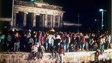9. November 1990: Die Mauer fällt   Doch die Mauer währt bei Weitem nicht so lange, wie die Regentschaft der Queen. Am 9. November 1989 erklimmen jubelnde Menschen den Betonwall vor dem Brandenburger Tor. Nach der Öffnung eines Teils der deutsch-deutschen Grenzübergänge in der Nacht vom 9. auf den 10. November 1989 reisen Millionen DDR-Bürger für einen kurzen Besuch in den Westen. In der Folge wird die innerdeutsche Grenze abgebaut, seit dem 3. Oktober 1990 ist Deutschland wieder vereint. 