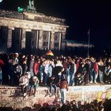 9. November 1990: Die Mauer fällt   Doch die Mauer währt bei Weitem nicht so lange, wie die Regentschaft der Queen. Am 9. November 1989 erklimmen jubelnde Menschen den Betonwall vor dem Brandenburger Tor. Nach der Öffnung eines Teils der deutsch-deutschen Grenzübergänge in der Nacht vom 9. auf den 10. November 1989 reisen Millionen DDR-Bürger für einen kurzen Besuch in den Westen. In der Folge wird die innerdeutsche Grenze abgebaut, seit dem 3. Oktober 1990 ist Deutschland wieder vereint. 