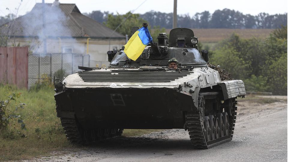 Excalibur-Granaten, Panzer und Raumgewinne: stern-Militärexperte erklärt Waffensysteme und Kriegsgeschehen Excalibur-Granaten, Panzer und Raumgewinne: stern-Militärexperte erklärt Waffensysteme und Kriegsgeschehen