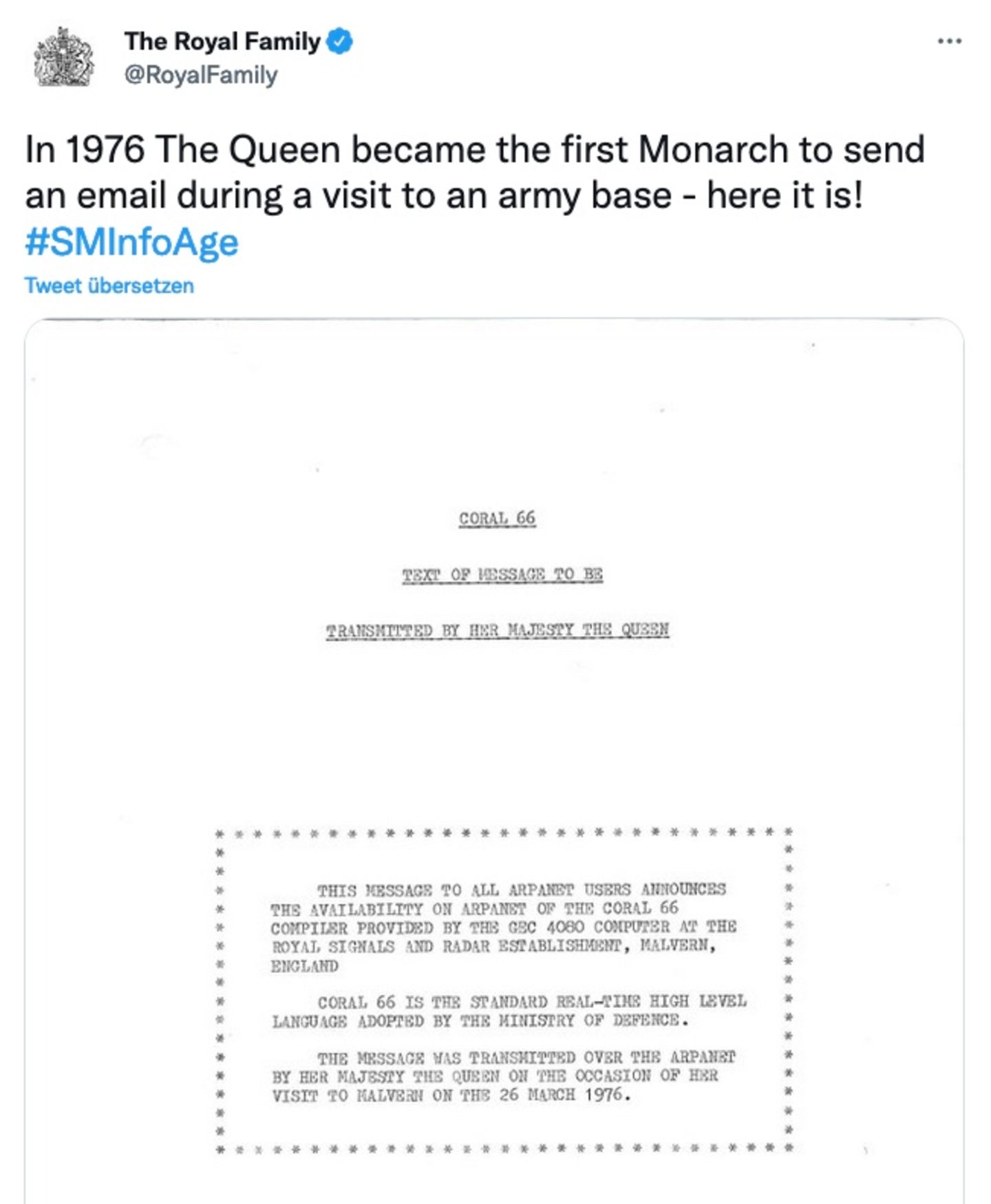 November oder Dezember 1971: Die erste E-Mail wird verschickt  Ray Tomlinson hat die Idee seines Lebens im Winter 1971 – irgendwann im November oder Dezember, so genau weiß er es nicht mehr: Wäre es nicht toll, wenn sich Menschen über ihren Computer Nachrichten schicken könnten, von einer Stadt zur anderen, von einem Kontinent zum anderen? Elektronische Post, schneller als ein Brief? Tomlinson forscht bei Bolt Beranek and Newman (BBN), einer Firma aus Cambridge bei Boston die für das Verteidigungsministerium ein Computernetz aufbauen soll: das Arpanet, aus dem eines Tages das Internet werden wird. Noch ist es klein, gerade mal zwei Dutzend Rechner sind vernetzt. Nach sechs Stunden hat der Wissenschaftler das Programm fertig, mit dem sich elektronische Post schreiben, lesen und verschicken lässt. Er gibt sich die erste E-Mail-Adresse der Welt – tomlinson@bbntenexa – und verschickt die erste Mail der Geschichte, an sich selbst, von einem Computer in seinem Zimmer zu einem anderen in seinem Zimmer. Was in der Mail steht, weiß Tomlinson heute nicht mehr. Schließlich ahnt er damals nicht, dass er gerade eine der wichtigsten Erfindungen des 20. Jahrhunderts gemacht hat.      Fünf Jahre später verschickt auch Queen Elizabeth während eines Besuches eine E-Mail – als erste Monarchin weltweit. Der Text lautet:  "Diese Nachricht an alle Arpanet-Benutzer kündigt die Verfügbarkeit des Coral 66 Compliers im Arpanet an, der vom Computer GEC 4080 des Royal Signs and Radar Establishment, Malvern, England, bereitgestellt wird.  Coral 66 ist die Standard-Echtzeit-Programmiersprache des Verteidigungsministeriums.  Die Nachricht wurde von Ihrer Majestät der Königin anlässlich ihres Besuches in Malvern am 26. März 1976 über das Arpanet übermittelt."