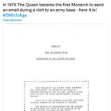 November oder Dezember 1971: Die erste E-Mail wird verschickt  Ray Tomlinson hat die Idee seines Lebens im Winter 1971 – irgendwann im November oder Dezember, so genau weiß er es nicht mehr: Wäre es nicht toll, wenn sich Menschen über ihren Computer Nachrichten schicken könnten, von einer Stadt zur anderen, von einem Kontinent zum anderen? Elektronische Post, schneller als ein Brief? Tomlinson forscht bei Bolt Beranek and Newman (BBN), einer Firma aus Cambridge bei Boston die für das Verteidigungsministerium ein Computernetz aufbauen soll: das Arpanet, aus dem eines Tages das Internet werden wird. Noch ist es klein, gerade mal zwei Dutzend Rechner sind vernetzt. Nach sechs Stunden hat der Wissenschaftler das Programm fertig, mit dem sich elektronische Post schreiben, lesen und verschicken lässt. Er gibt sich die erste E-Mail-Adresse der Welt – tomlinson@bbntenexa – und verschickt die erste Mail der Geschichte, an sich selbst, von einem Computer in seinem Zimmer zu einem anderen in seinem Zimmer. Was in der Mail steht, weiß Tomlinson heute nicht mehr. Schließlich ahnt er damals nicht, dass er gerade eine der wichtigsten Erfindungen des 20. Jahrhunderts gemacht hat.      Fünf Jahre später verschickt auch Queen Elizabeth während eines Besuches eine E-Mail – als erste Monarchin weltweit. Der Text lautet:  "Diese Nachricht an alle Arpanet-Benutzer kündigt die Verfügbarkeit des Coral 66 Compliers im Arpanet an, der vom Computer GEC 4080 des Royal Signs and Radar Establishment, Malvern, England, bereitgestellt wird.  Coral 66 ist die Standard-Echtzeit-Programmiersprache des Verteidigungsministeriums.  Die Nachricht wurde von Ihrer Majestät der Königin anlässlich ihres Besuches in Malvern am 26. März 1976 über das Arpanet übermittelt."
