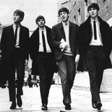 9. Februar 1961: Die Beatles geben ihr erstes Konzert.  Fast auf den Tag genau neun Jahre ist Elizabeth Königin, als die Beatles im Liverpooler Cavern Club ihr erstes Konzert geben, damals noch mit Pete Best statt Ringo Starr am Schlagzeug. Neun Monate später besucht Brian Epstein einen Auftritt der Gruppe in dem legendären Kellergewölbe und übernimmt ihr Management. Für die Beatles — hier 1963 in London — ist es der Beginn einer Weltkarriere.