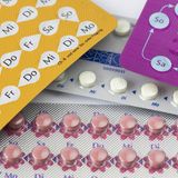 18. August 1960: Die erste Antibabypille kommt auf den Markt  Nach klinischen Tests in Puerto Rico und Haiti wird 1957 "Enovid" in den USA zugelassen – zuerst noch als Mittel gegen Menstruationsbeschwerden. Am 18. August 1960 kommt es offiziell auch als Verhütungsmittel auf den Markt. Ein Jahr später ist die Pille unter dem Markennamen "Anovlar" von Schering in der Bundesrepublik Deutschland erhältlich.