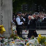 Ein letztes Mal winkt der König noch in die Menge, dann durchschreitet er die Eingangspforten seines neuen Dienstsitzes.