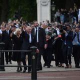 Am Freitagnachmittag ist das Königspaar an seinem neuen Dienstsitz angekommen, dem Buckingham Palast. Tausende Menschen hatten sich davor versammelt, um der verstorbenen Königin Elizabeth II. zu gedenken - aber auch um den neuen König zu begrüßen. Der King und die Queen Consort winken der Menge zu. Die enorme Anteilnahme tut dem neuen König sichtlich gut.