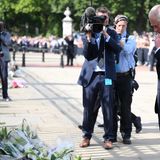 Hier steht ein Mensch, der gerade seine Mutter verloren hat. König Charles III. ist sichtlich bewegt von der Anteilnahme der Menschen am Tod von Königin Elizabeth II.