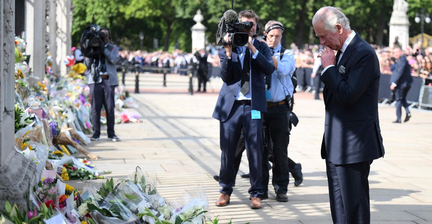 Hier steht ein Mensch, der gerade seine Mutter verloren hat. König Charles III. ist sichtlich bewegt von der Anteilnahme der Menschen am Tod von Königin Elizabeth II.
