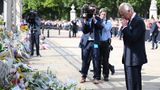 Hier steht ein Mensch, der gerade seine Mutter verloren hat. König Charles III. ist sichtlich bewegt von der Anteilnahme der Menschen am Tod von Königin Elizabeth II.