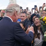 Wie ein Heilsbringer wird der neuen Monarch von einigen seiner Untertanen begrüßt.