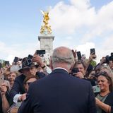 Als seine Mutter vor 70 Jahren den Thron bestieg, besaß fast niemand einen Fotoapparat. Heute hat so gut wie jeder Bürger ein Handy - und alle wollen damit den neuen König fotografieren.