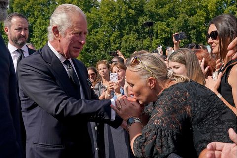 Berührungsängste hat er keine: Charles nimmt ein Bad in der Menge. Diese Frau küsst ihrem neuen König die Hand. Eine ganz neue Erfahrung für den ewigen Thronfolger, der bislang beim Volk nicht übermäßig beliebt war. 