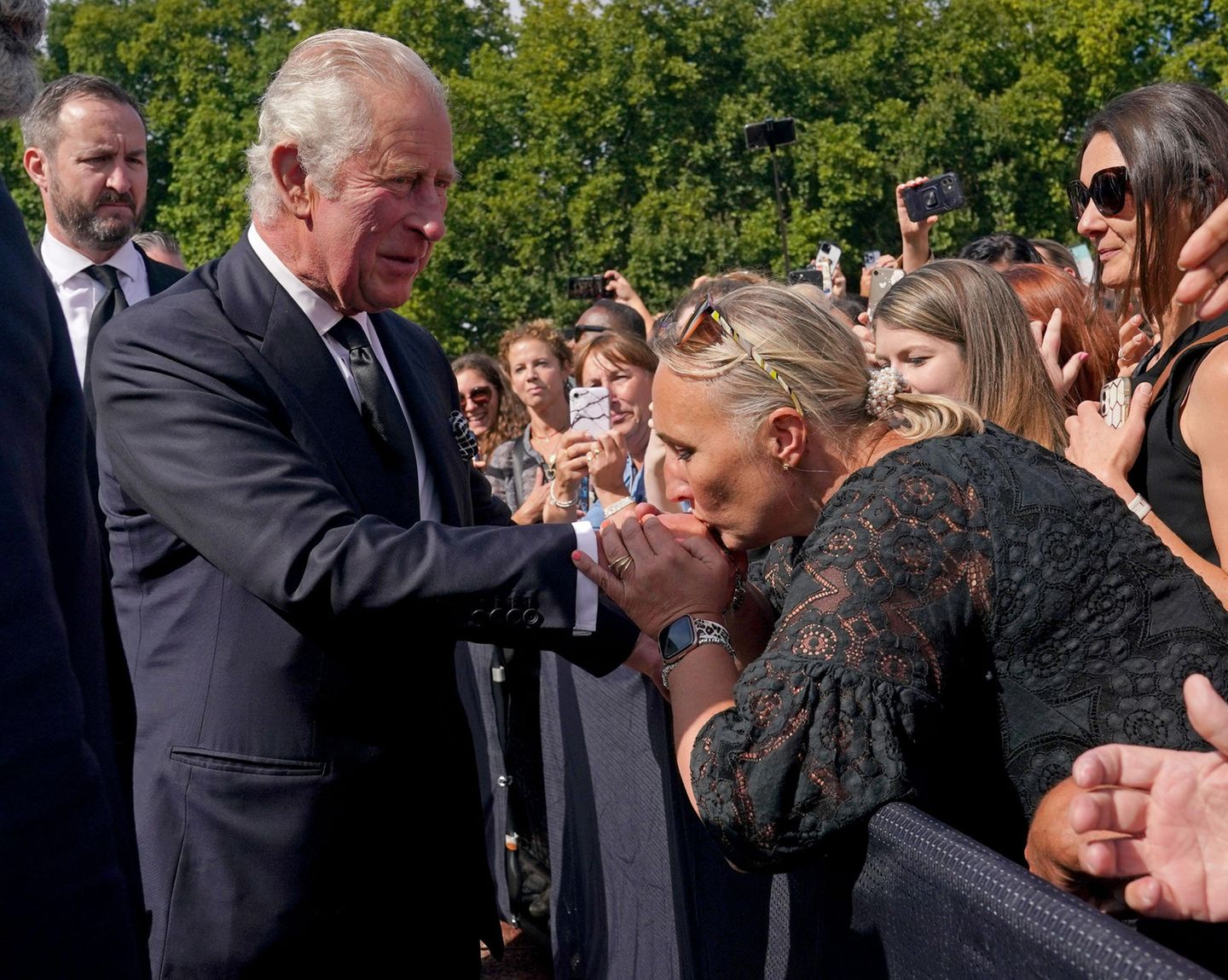 Berührungsängste hat er keine: Charles nimmt ein Bad in der Menge. Diese Frau küsst ihrem neuen König die Hand. Eine ganz neue Erfahrung für den ewigen Thronfolger, der bislang beim Volk nicht übermäßig beliebt war. 