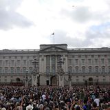 Zigtausende haben sich am Freitag vor dem Buckingham Palast versammelt, dem Wohnsitz der verstorbenen Queen Elizabeth II. Mit der Ankunft von Charles III. ist die auf halbmast wehende Nationalflagge über dem Palast eingeholt und durch die königliche Standarte ersetzt worden. Sie wird immer dort aufgezogen, wo der Monarch zugegen ist.