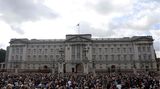 Zigtausende haben sich am Freitag vor dem Buckingham Palast versammelt, dem Wohnsitz der verstorbenen Queen Elizabeth II. Mit der Ankunft von Charles III. ist die auf halbmast wehende Nationalflagge über dem Palast eingeholt und durch die königliche Standarte ersetzt worden. Sie wird immer dort aufgezogen, wo der Monarch zugegen ist.
