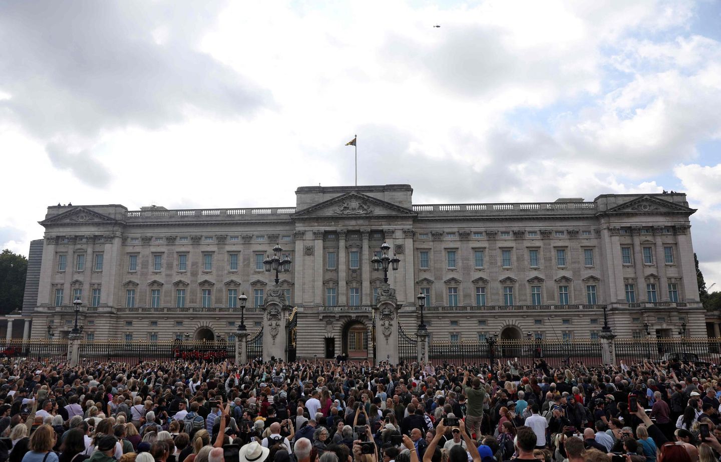 Zigtausende haben sich am Freitag vor dem Buckingham Palast versammelt, dem Wohnsitz der verstorbenen Queen Elizabeth II. Mit der Ankunft von Charles III. ist die auf halbmast wehende Nationalflagge über dem Palast eingeholt und durch die königliche Standarte ersetzt worden. Sie wird immer dort aufgezogen, wo der Monarch zugegen ist.