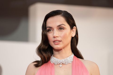 Ana de Armas spielt in "Blonde" die Rolle der Marilyn Monroe. Hier steht sie bei den Filmfestspielen in Venedig auf dem roten Teppich