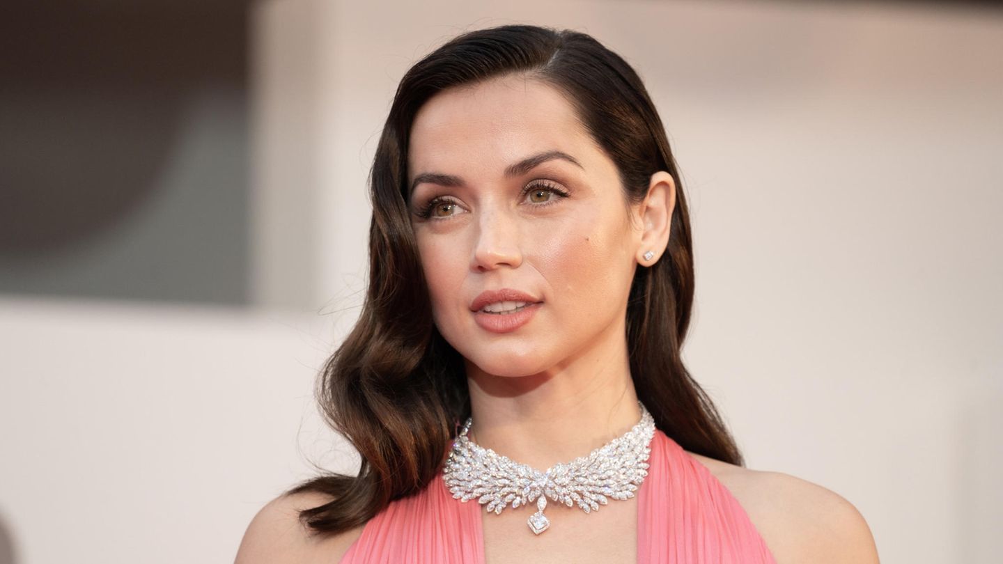 Film "Blonde": Ana de Armas spielt in "Blonde" die Rolle der Marilyn Monroe. Hier steht sie bei den Filmfestspielen in Venedig auf dem roten Teppich Ana de Armas spielt in "Blonde" die Rolle der Marilyn Monroe. Hier steht sie bei den Filmfestspielen in Venedig auf dem roten Teppich