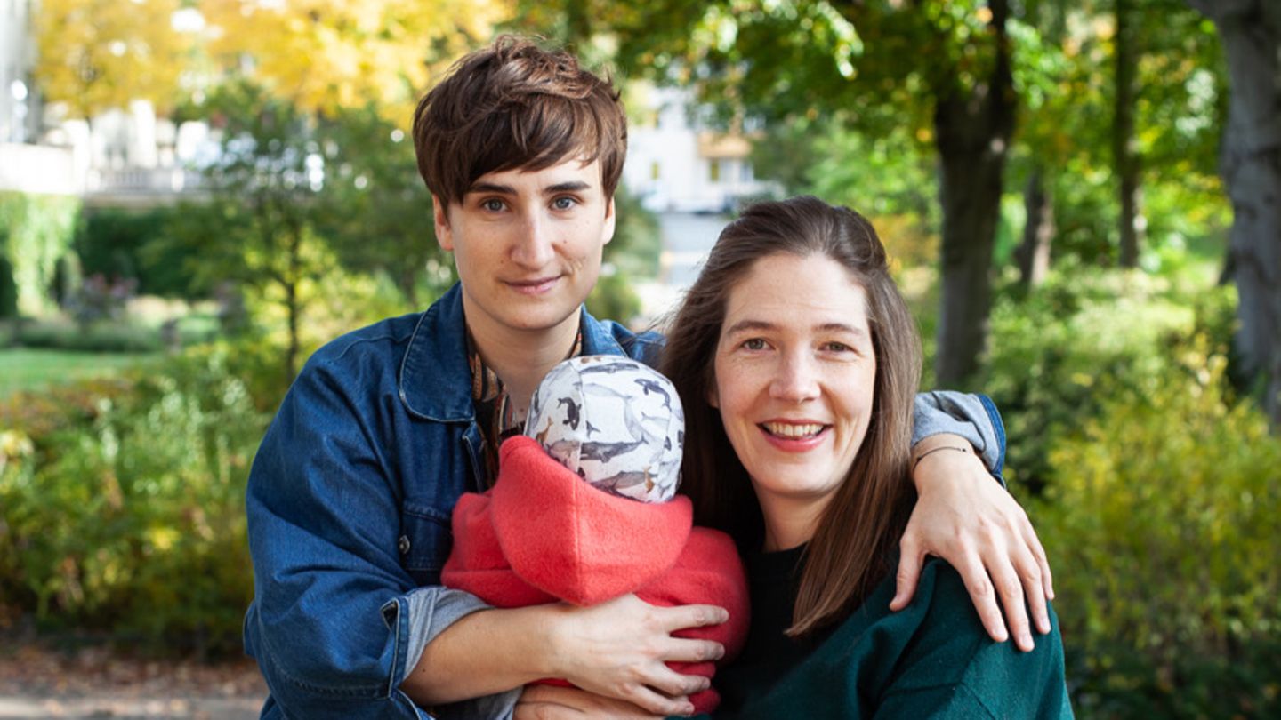 Abstammungsrecht: Catherine und Cristin empfinden den Weg zur Adoption ihrer Tochter als diskriminierend Catherine und Cristin empfinden den Weg zur Adoption ihrer Tochter als diskriminierend