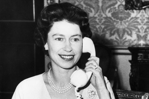 Queen Elizabeth II. führt 1961 vom Buckingham Palace aus das erste transatlantische Telefongespräch