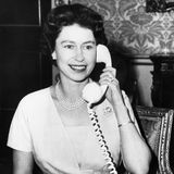 Queen Elizabeth II. führt 1961 vom Buckingham Palace aus das erste transatlantische Telefongespräch