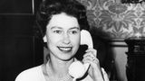 Queen Elizabeth II. führt 1961 vom Buckingham Palace aus das erste transatlantische Telefongespräch