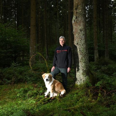 Waldbrand-Experte: Michael Rudolph (hier mit Hund Samson) ist Forstingenieur und als regionaler Pressesprecher bei den Niedersächsischen Landesforsten zuständig für die Region Harz und Südniedersachsen