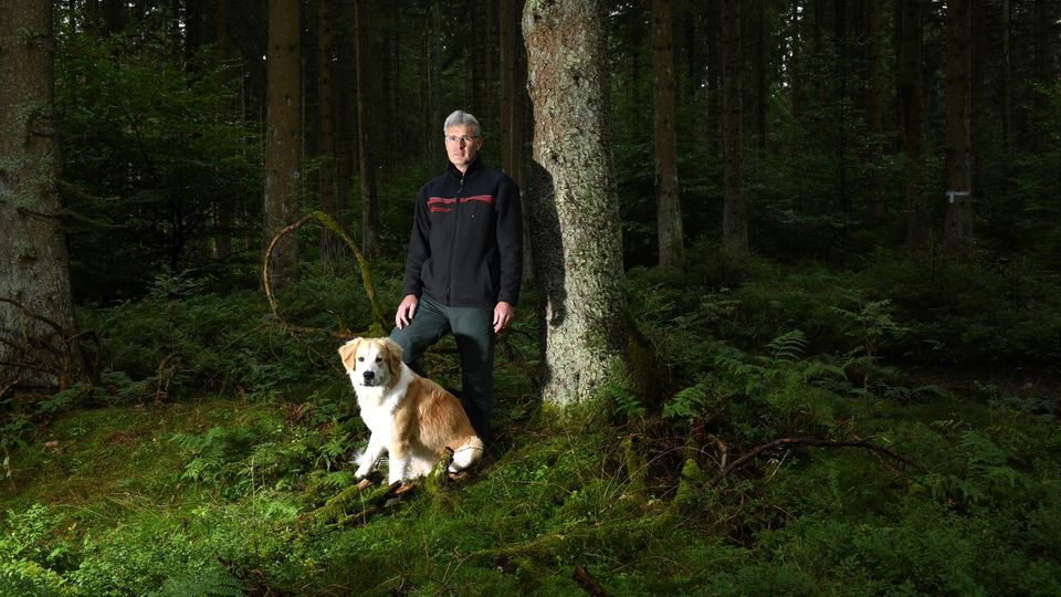 Waldbrand-Experte: Michael Rudolph (hier mit Hund Samson) ist Forstingenieur und als regionaler Pressesprecher bei den Niedersächsischen Landesforsten zuständig für die Region Harz und Südniedersachsen