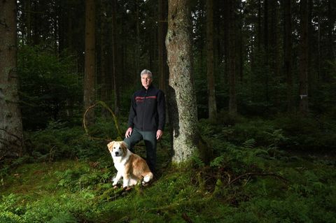 Waldbrand-Experte: Michael Rudolph (hier mit Hund Samson) ist Forstingenieur und als regionaler Pressesprecher bei den Niedersächsischen Landesforsten zuständig für die Region Harz und Südniedersachsen