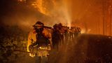 Feuerwehrleute von Cal Fire marschieren durch Glutnester entlang der Michigan Bluff Road