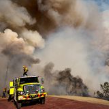 Lebensgefährlicher Rauch: Feuerwehrleute bekämpfen entlang der Mosquito Ridge Road die Waldbrände des Mosquito-Feuers