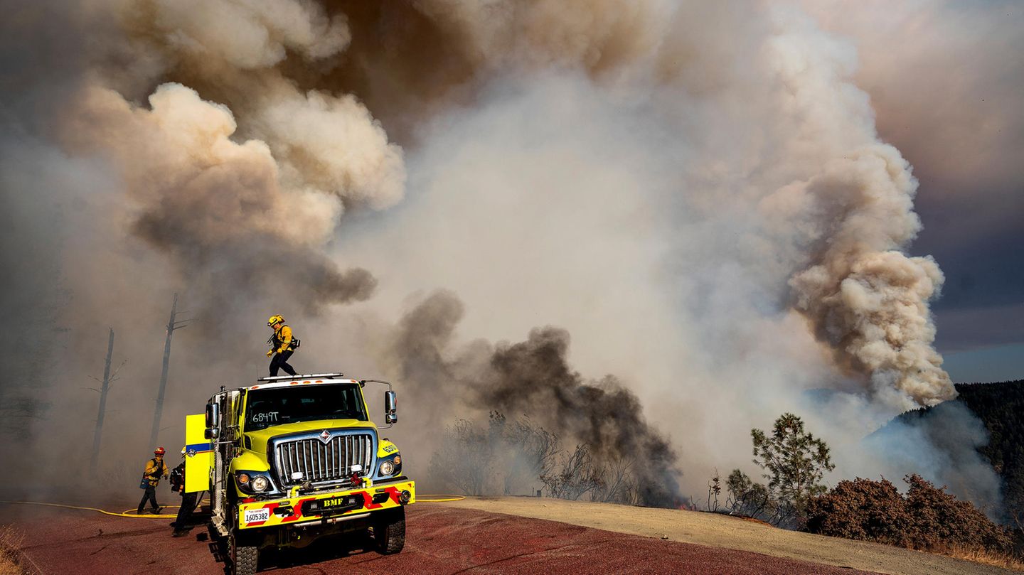Lebensgefährlicher Rauch: Feuerwehrleute bekämpfen entlang der Mosquito Ridge Road die Waldbrände des Mosquito-Feuers Lebensgefährlicher Rauch: Feuerwehrleute bekämpfen entlang der Mosquito Ridge Road die Waldbrände des Mosquito-Feuers