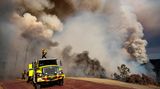Lebensgefährlicher Rauch: Feuerwehrleute bekämpfen entlang der Mosquito Ridge Road die Waldbrände des Mosquito-Feuers