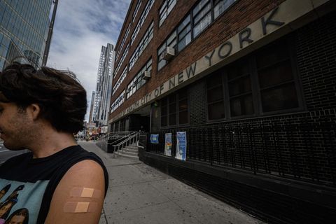 New York: Ein Mann zeigt seinen Arm mit zwei Pflastern. Er hat gerade die Polio-Impfung erhalten