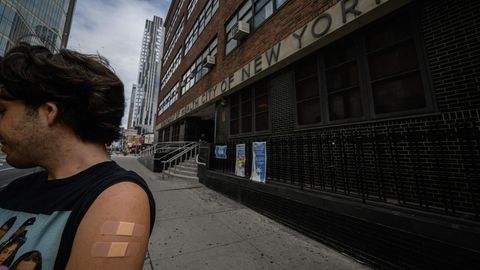 New York: Ein Mann zeigt seinen Arm mit zwei Pflastern. Er hat gerade die Polio-Impfung erhalten