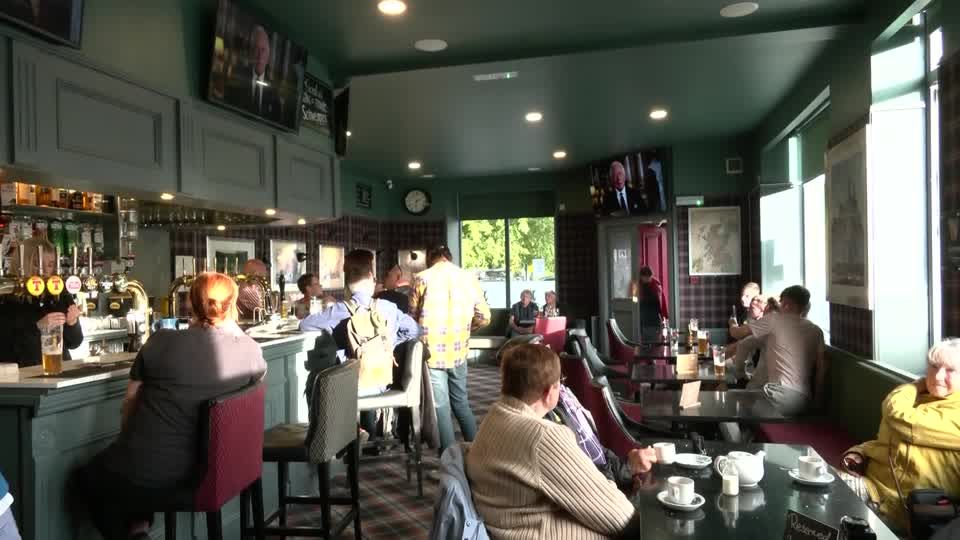 Video: Das denken die Briten über die erste Ansprache ihres Königs Video: Das denken die Briten über die erste Ansprache ihres Königs