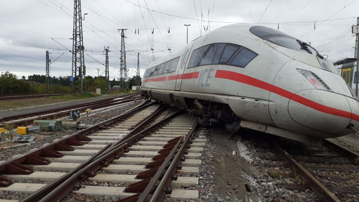 Exklusive Fotos: Unfall in Karlsruhe: ICE beim Rangieren im Hauptbahnhof entgleist