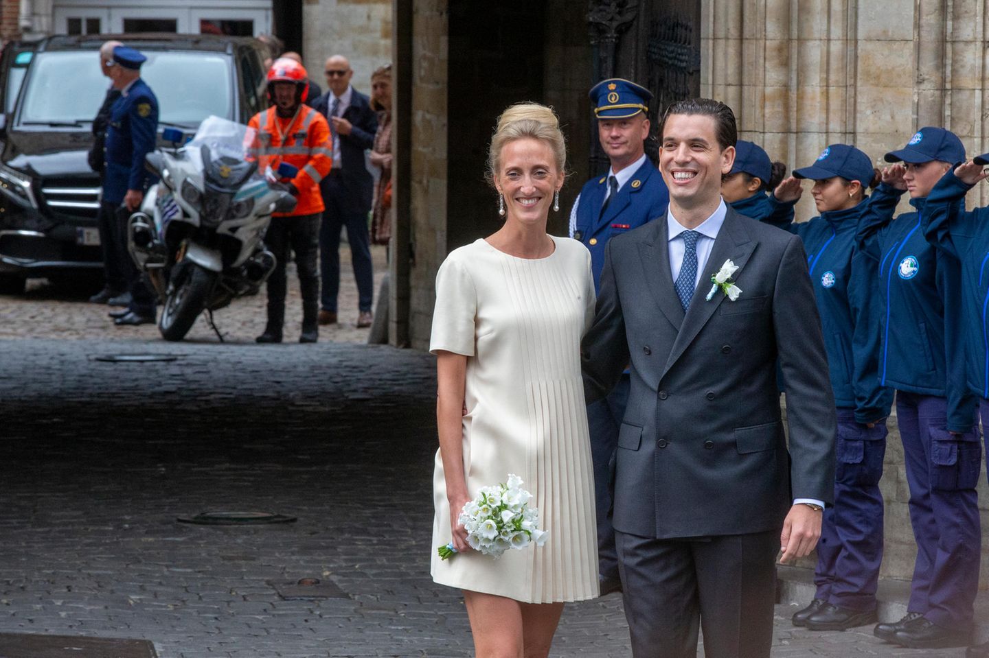 Royal News : 10. September 2022 Prinzessin Maria Laura von Belgien heiratet – in weißem Minikleid Gleich zwei Mal gaben sich Maria Laura von Belgien und William Isvy am Samstag das Jawort: Zur standesamtlichen Trauung im Brüsseler Rathaus erschien die Prinzessin in einem Minikleid, am Nachmittag wurde die Braut von ihrem Vater Prinz Lorenz in einem weißen Hochzeitskleid mit Schleppe in die Kathedrale St. Michael geführt. Maria Laura ist die Tochter von Prinzessin Astrid, der Schwester des belgischen Königs Philippe. 10. September 2022 Prinzessin Maria Laura von Belgien heiratet – in weißem Minikleid Gleich zwei Mal gaben sich Maria Laura von Belgien und William Isvy am Samstag das Jawort: Zur standesamtlichen Trauung im Brüsseler Rathaus erschien die Prinzessin in einem Minikleid, am Nachmittag wurde die Braut von ihrem Vater Prinz Lorenz in einem weißen Hochzeitskleid mit Schleppe in die Kathedrale St. Michael geführt. Maria Laura ist die Tochter von Prinzessin Astrid, der Schwester des belgischen Königs Philippe.