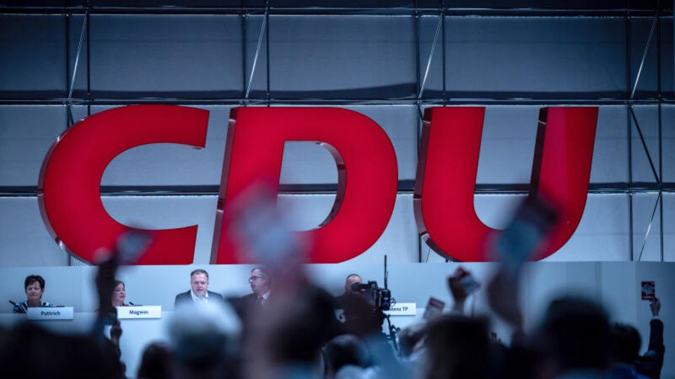 Delegierte halten beim Bundesparteitag der CDU ihre Stimmkarten hoch. Sie haben sogar eine Frauenquote beschlossen